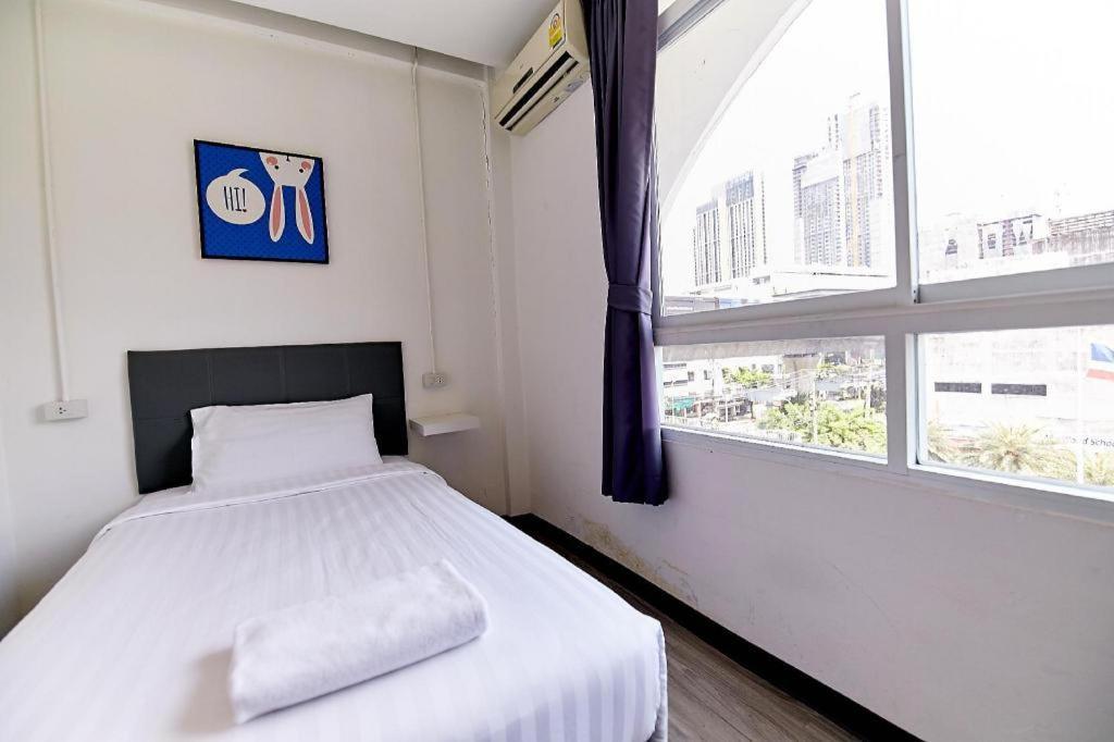 The Rabbit'S Hole Hostel Bangkok Extérieur photo